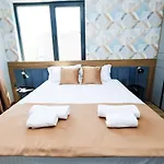 Boulevard Hotel *