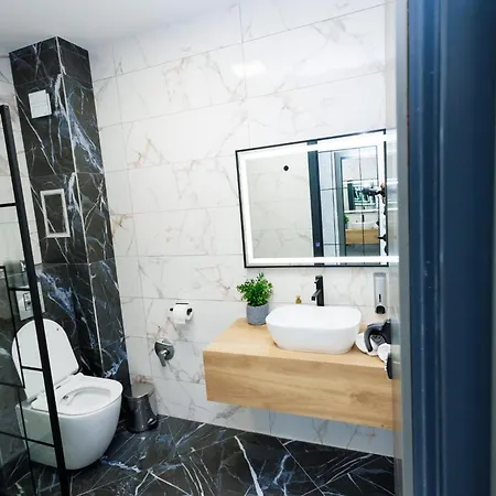 Boulevard Hotel *